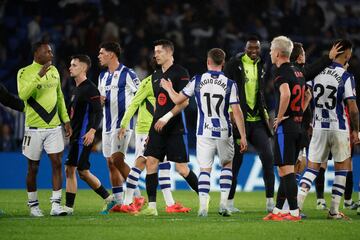 Los jugadores de la Real y del Barcelona, al término del partido  que han disputado en el Reale Arena.