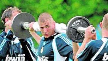 <b>SUPERMAN BENZEMA. </b>El francés demostró con las pesas ser de los hombres más fuertes de la plantilla.