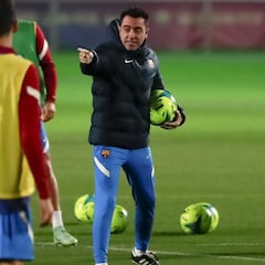 Xavi marca terreno su primer once: 8 canteranos en el campo