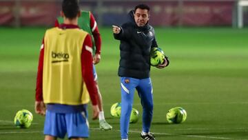 Xavi Hern&aacute;ndez, entrenador del FC Barcelona, durante una sesi&oacute;n de entrenamiento.