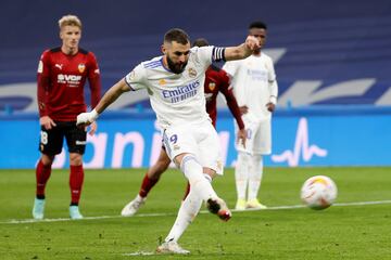 1-0. Karim Benzema marca el primer gol de penalti.