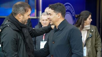 VITORIA (ESPAÑA), 11/01/2025.- El entrenador del Deportivo Alavés, Eduardo Couder (i), y el del Girona FC, Miguel Ángel Sánchez 'Míchel', se saludan antes del partido de LaLiga disputado este sábado en el estadio Mendizorroza de Victoria. EFE/L. Rico