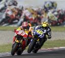 Márquez se estrella con las manos de D10S, las de Rossi