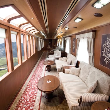 Un viaje por el norte de España recorriendo el País Vasco, Cantabria, Asturias y Galicia. Comodidad, glamour, gastronomía, cultura, descanso, lujo y diversión; esas son las características que mejor describen al tren. Los vagones están diseñados con estilo y elegancia, con un ambiente cálido y acogedor que invita a relajarse y disfrutar del paisaje. Cada vagón cuenta con ventanas panorámicas que ofrecen vistas impresionantes de la costa cantábrica y de los Picos de Europa.