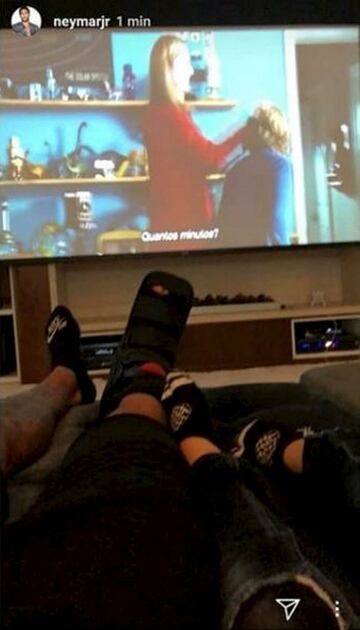 Neymar descansa y aprovecha para ver sus series favoritas.