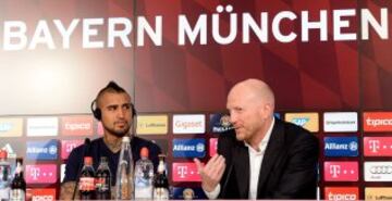 Arturo Vidal posa con su nueva camiseta del Bayern Munich junto al director deportivo del club, Matthias Sammer.