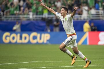 .Sufriendo de más, la Selección Mexicana se impuso a un Curazao débil, futbolísticamente hablando, pero con mucho corazón, en el último partido de grupo de la Copa Oro. El conjunto nacional de nueva cuenta fue presa de las rotaciones de Juan Carlos Osorio, quien para este juego hizo 10 cambios. México se vio presionado y poco compacto, pero logró sacar el triunfo ante un Curazao que empujó y que incluso alzó a Jesús Corona como el héroe de México. Ahora el Tri enfrentará a Honduras en Cuartos de Final.