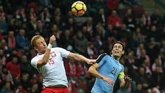 Warsaw (Poland), 10/11/2017.- Kamil Glik (L) of Poland in action against Edinson Cavani (R) of Uruguay during the international friendly soccer match between Poland and Uruguay at the PGE National Stadium in Warsaw, Poland, 10 November 2017. (Varsovia, Futbol, Amistoso, Polonia, Francia) EFE/EPA/Bartlomiej Zborowski POLAND OUT