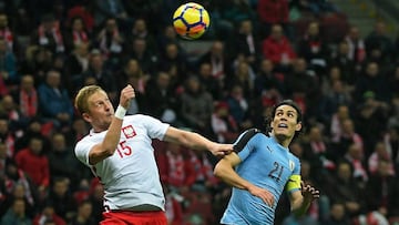 Warsaw (Poland), 10/11/2017.- Kamil Glik (L) of Poland in action against Edinson Cavani (R) of Uruguay during the international friendly soccer match between Poland and Uruguay at the PGE National Stadium in Warsaw, Poland, 10 November 2017. (Varsovia, Futbol, Amistoso, Polonia, Francia) EFE/EPA/Bartlomiej Zborowski POLAND OUT