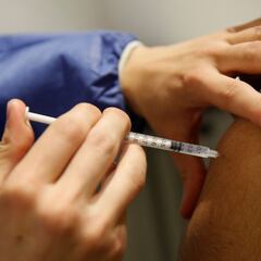 Un estudio señala cuáles son los efectos adversos de mezclar las vacunas de Pfizer y AstraZeneca