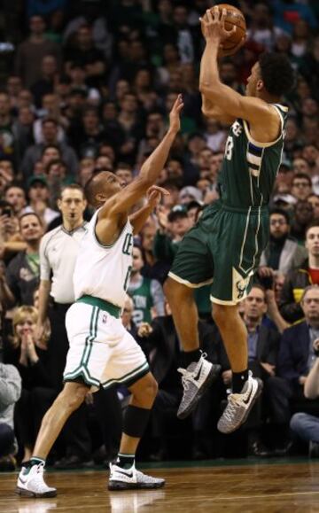 El rookie Malcolm Brogdon de los Milwaukee Bucks tira para ganar el partido a falta de 2 segundos ante la defensa de Avery Bradley de los Boston Celtics. 103-100 ganaron los de Wisconsin.