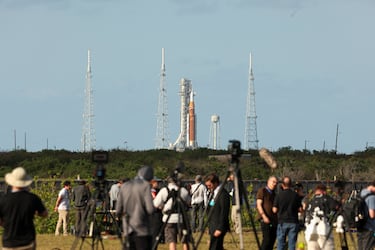 Multitud de personas se congregan para presenciar el lanzamiento de la misión Artemis II en el Centro Espacial Kennedy en Cabo Cañaveral, Florida.