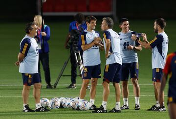 Luis Enrique habla con su equipo técnico durante el entrenamiento de hoy. 