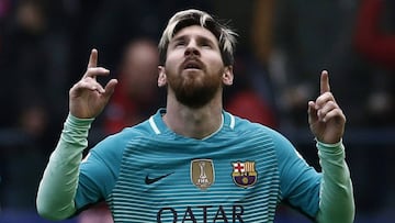 Messi celebra uno de sus goles a Osasuna.