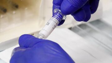 ARANJUEZ 12/11/2020.- Un miembro de la Cruz Roja prepara una vacuna de la gripe durante una campa&ntilde;a de vacunaci&oacute;n este jueves en la localidad madrile&ntilde;a de Aranjuez. EFE/Ballesteros