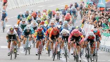 GRAFCAT1752. LLEIDA, 21/03/2024.- El neerlandés Marijn Van den Berg (3d), del equipo EF Education First - Easypoint, ganó este jueves la cuarta etapa de la Volta Ciclista a Cataluña, que se resolvió con un esprint masivo con llegada en Lleida. EFE/Quique García
