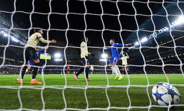 1-0. Centro raso de Marc Cucurella, FerranTorres y Jules Koundé se lían con el balón en el área pequeña y el defensa francés introduce el esférico en su propia portería.