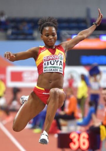 La atleta española Juliet Itoya compite en salto de longitud.

