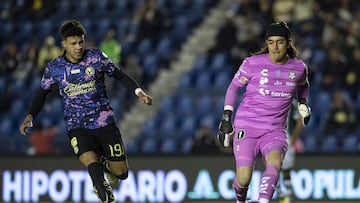 Illian hernandez (L) of America fights for the ball with Carlos Acevedo (R) of Santos during the 12th round match between America and Santos as part of the Liga BBVA MX, Torneo Apertura 2024 at Ciudad de los Deportes Stadium on October 19, 2024 in Mexico City, Mexico.