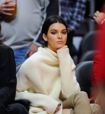 Kendall Jenner (D), modelo y animadora estadounidense.