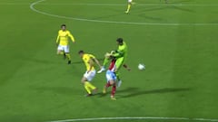 ¡Para no creer! El árbitro no lo expulsó a pesar de esta entrada