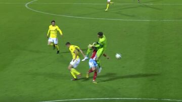 ¡Para no creer! El árbitro no lo expulsó a pesar de esta entrada