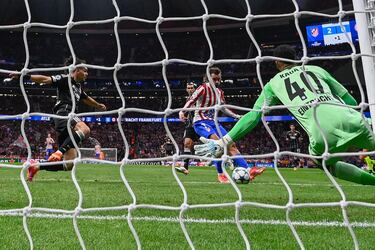 Antoine Griezmann anotó el 3-0 y el gol 200 con el Atlético. El Metroplitano puesto en pie para homenajear a su ídolo, que mostró una camiseta con el dorsal 200. Una noche que, de momento, es un sueño en el estadio rojiblanco.