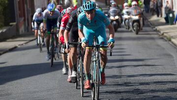 Lieuwe Westra compite con el maillot del Astana durante los Tres D&iacute;as de La Panne de 2016.