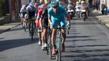 Lieuwe Westra compite con el maillot del Astana durante los Tres Días de La Panne de 2016.