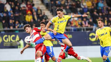 Iza Carcelén en el encuentro que medía al Cádiz y al Granada en la temporada 23-24 de Primera División en el Nuevo Mirandilla.