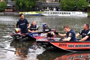 Los pilotos de Red Bull Racing Daniel Ricciardo y Max Verstappen participan en una carrera de botes de velocidad en el río Yarra.