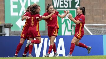 Olga Carmona, en el centro, celebra con sus compa&ntilde;eras el gol de la victoria ante Inglaterra. 