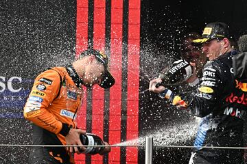 La alegría de Verstappen en el podio de Ímola