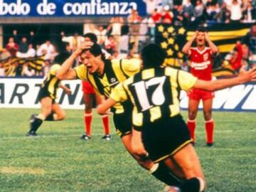 América de Cali perdió la Copa Libertadores en el último minuto contra Peñarol. En el minuto 120 Diego Aguirre le dio el trofeo a los uruguayos con un gol al último minuto. El caleño era favorito por la gran plantilla que tenía.