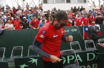 Jugadores Chilenos celebran con Nicolasl Massu el triunfo ante Venezuela en Copa Davis, que le permite regresar a la Zona I Americana.