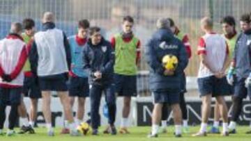 Valverde con el grupo en el entrenamiento de ayer.