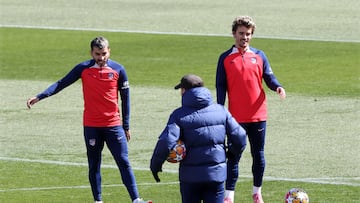 Simeone da instrucciones a Correa y Griezmann en un entrenamiento.