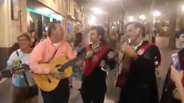 De Hollywood a Sevilla: Kevin Spacey cantando 'La Bamba' con una tuna