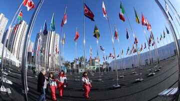 La bandera nacional de Corea del Norte (c) se iza hoy, jueves 1 de febrero de 2018, en la villa ol&iacute;mpica para los juegos de invierno de PyeongChang, en Gangneung, provincia de Gangwon (Corea del Sur).