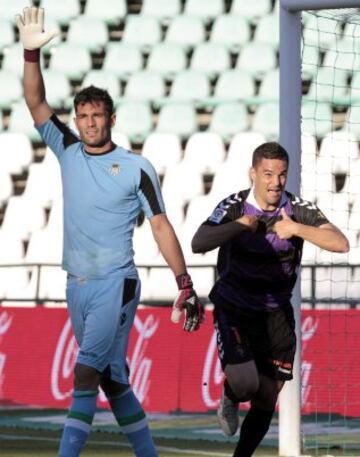 El defensa del Valladolid Carlos Peña (d) celebra el segundo gol de su equipo ante el Portero Adán, del Real Betis.