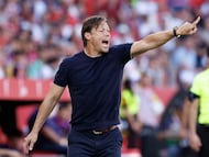 SEVILLA, 05/10/2025.-El entrenador del Sevilla Matías Almeyda, durante el partido de la jornada 8 de Laliga EA Sports, este domingo en el estadio Sánchez-Pizjuán en Sevilla.-EFE/Julio Muñoz