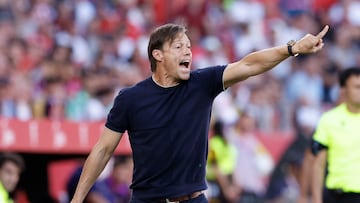 SEVILLA, 05/10/2025.-El entrenador del Sevilla Matías Almeyda, durante el partido de la jornada 8 de Laliga EA Sports, este domingo en el estadio Sánchez-Pizjuán en Sevilla.-EFE/Julio Muñoz