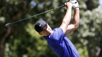 El golfista Cameron Champ golpea una bola durante el Charles Schwab Challenge en el Colonial Country Club.