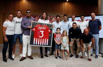 El jugador brasile?o recibe por parte de sus compa?eros y miembros del equipo Atl¨¦tico de Madrid, una camiseta como homenaje.