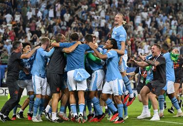 Los jugadores del Manchester City, tras ganar en la tanda de penaltis, celebran su primera Supercopa de Europa.