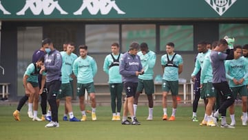 Pellegrini, en la sesión de esta mañana junto a sus jugadores.