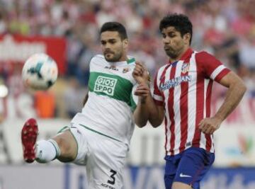 GRA181. MADRID, 18/04/2014.- El delantero del Atl¨¦tico de Madrid Diego Costa (d) y el defensa del Elche Alberto Tom¨¢s Bot¨ªa, durante el partido de la jornada 34 de liga en primera divisi¨®n disputado esta noche en el estadio Vicente Calder¨®n. EFE/Paco Campos
