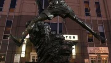 La estatua a Michael Jordan da la bienvenida a los aficionados que acuden al United Center de Chicago.