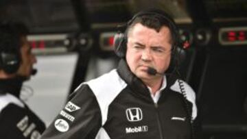 Eric Boullier siguiendo la actividad en los libres del GP de Australia.