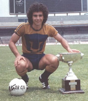 Gana su primer título con los Pumas en la Temporada 1977